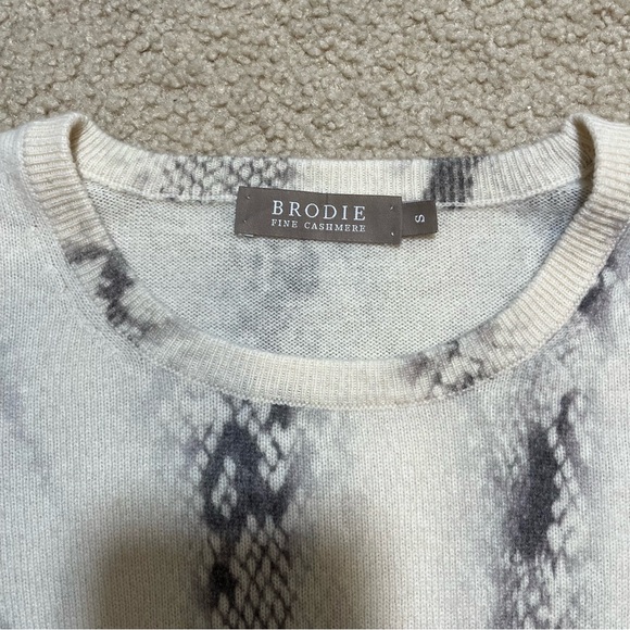 BRODIE fine cashmere SET OF 2 gray and pink snake skin print size small - Picture 7 of 9